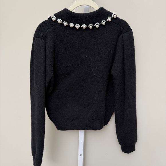 Elegant Black Sweater with Pearl Detailing - Picture 4 of 5